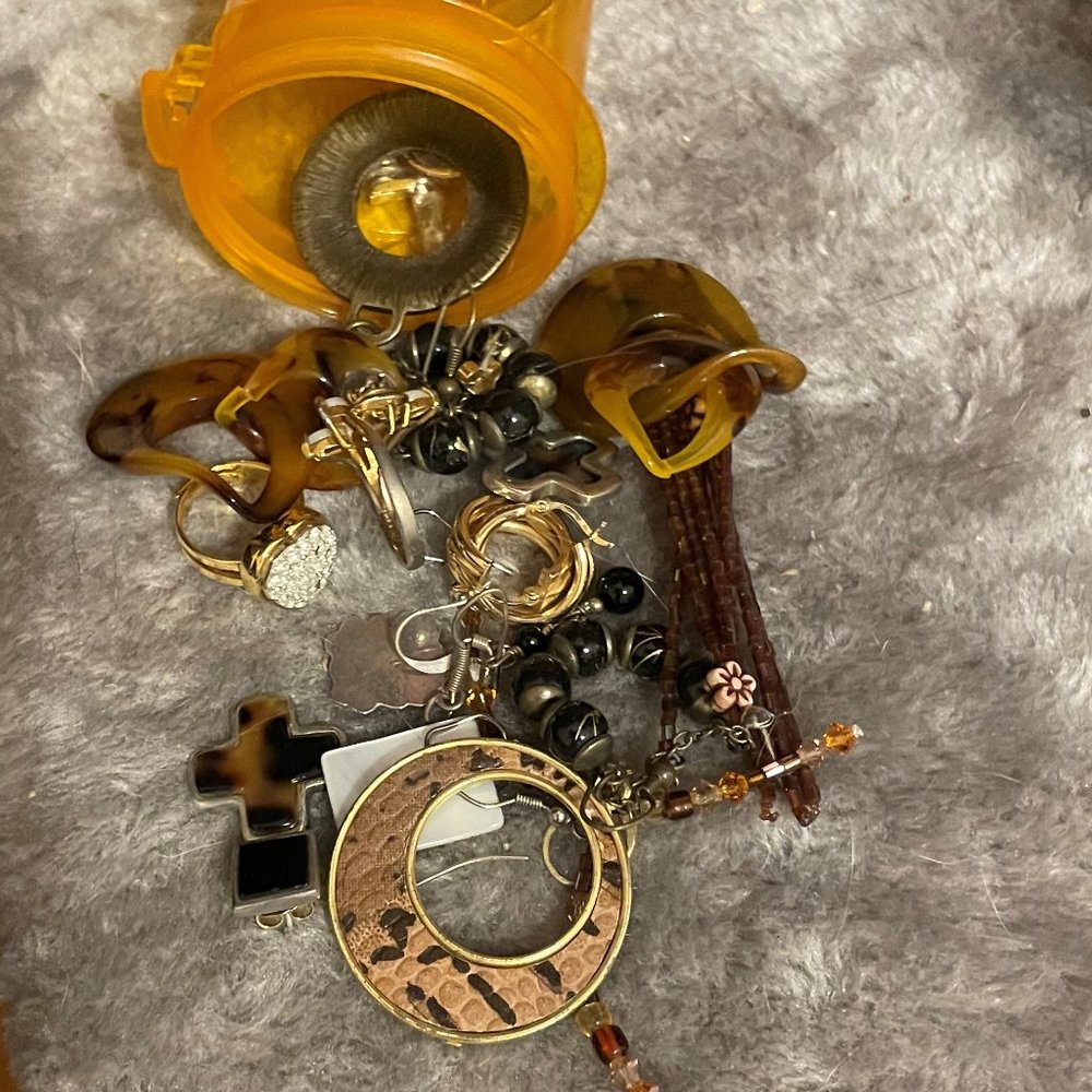 Assorted items. - Picture 5 of 10